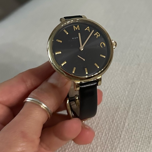 Marc Jacobs Sally Watch in black and gold - Picture 5 of 6